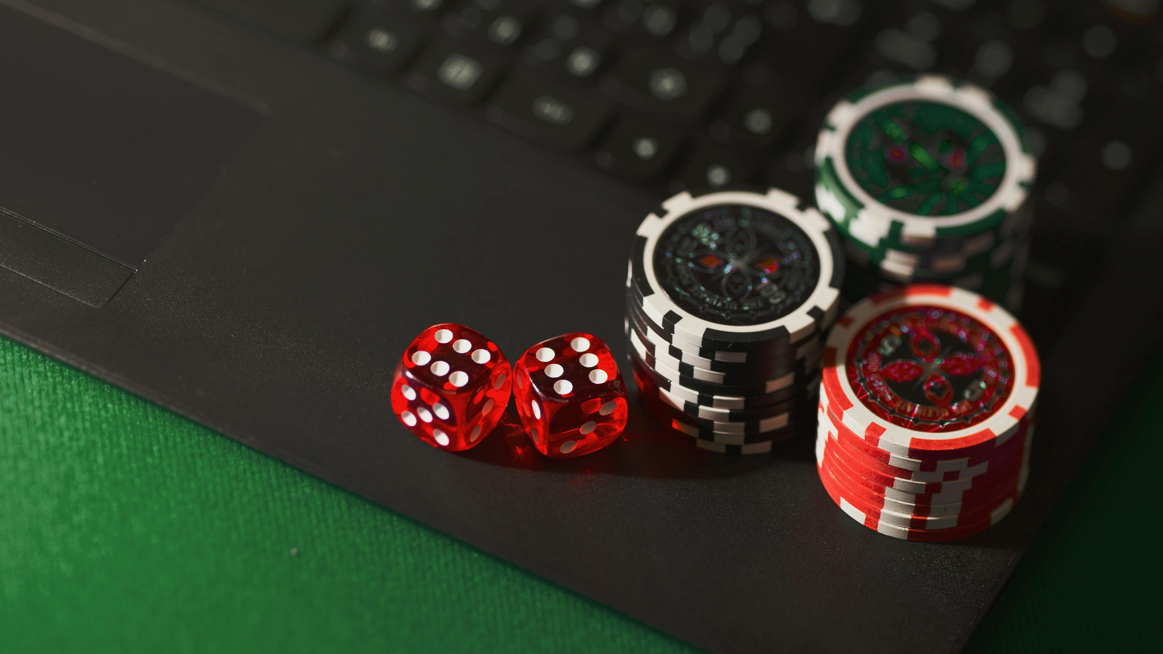 Meja permainan kasino online dengan dealer profesional dan teknologi modern